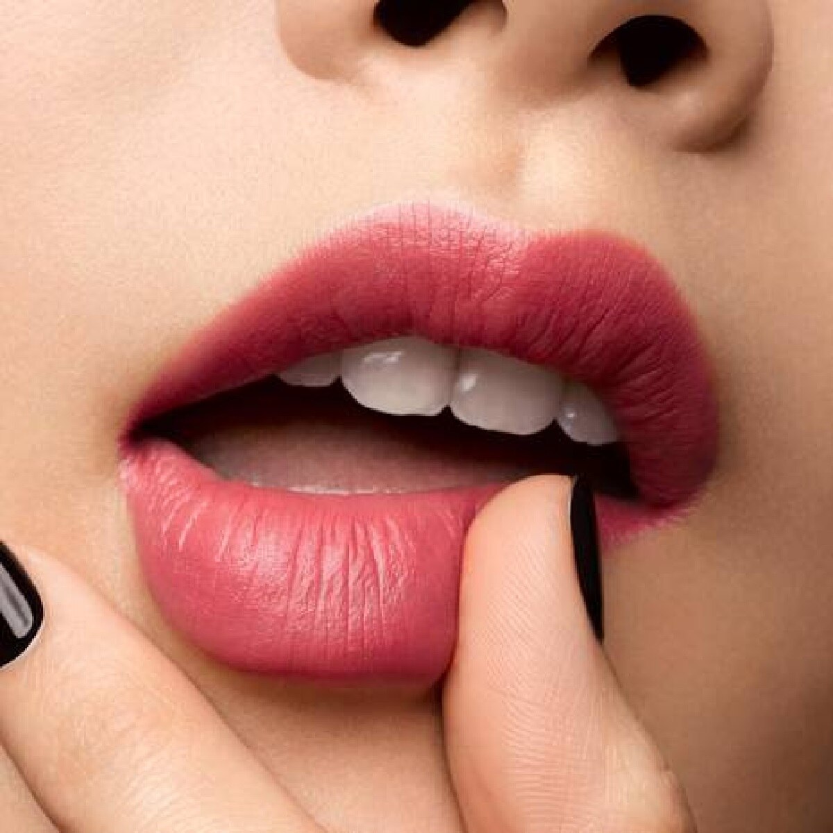 THE SLIM VELVET RADICAL MATTE LIPSTICK (LABIAL SEMI MATE)
