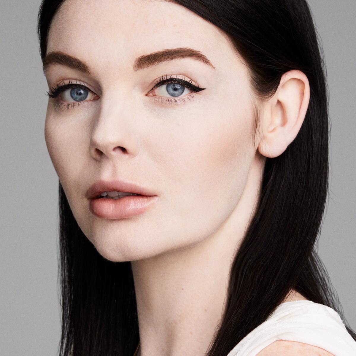 TRUE PORTRAIT MEDIUM COVERAGE SHAKE FOUNDATION (BASE DE MAQUILLAJE)